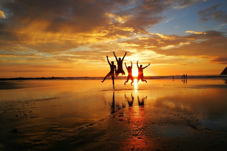 Happy moments in the water, where nature, freedom, and well-being come together in an authentic coastal experience.